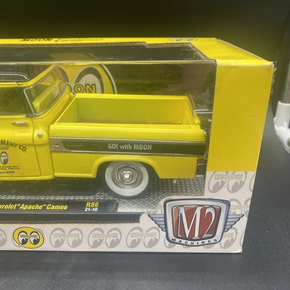 M2 1/7000 YELLOW MOON EYE 1958 CHEVROLET APACHE PICKUP R86 21-10 1/24